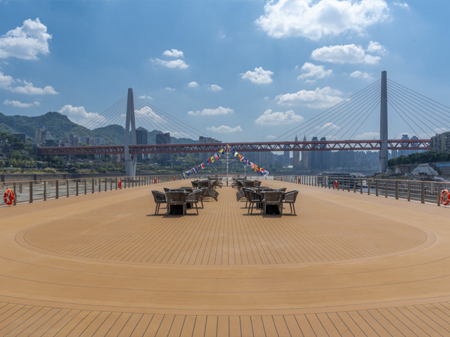 长江三峡世纪远航号游轮顶层观景甲板