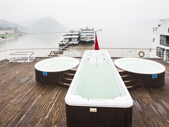 长江三峡黄金2号游轮冲浪游泳池